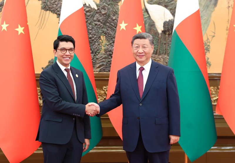 Rais wa China Xi Jinping akikutana na Rais wa Madagascar Andry Nirina Rajoelina ambaye yuko mjini Beijing kushiriki Mkutano wa Kilele wa 2024 wa Baraza la Ushirikiano kati ya China na Afrika (FOCAC) kwenye Jumba la Mikutano ya Umma mjini, Beijing, China, Septemba 6, 2024. (Xinhua/Huang Jingwen)